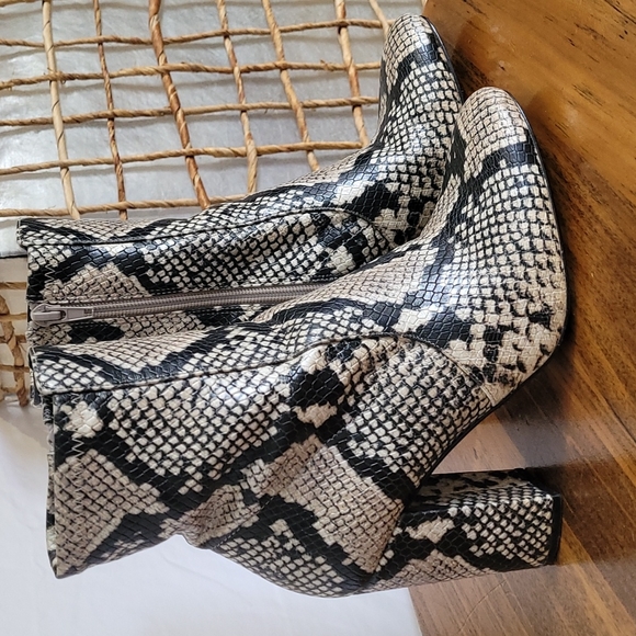 Snake skin size 6.5 boot. Zipper on the inside of boot. No nicks no scuffs. - Picture 6 of 8